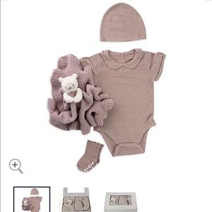 Barefoot dreams gift set